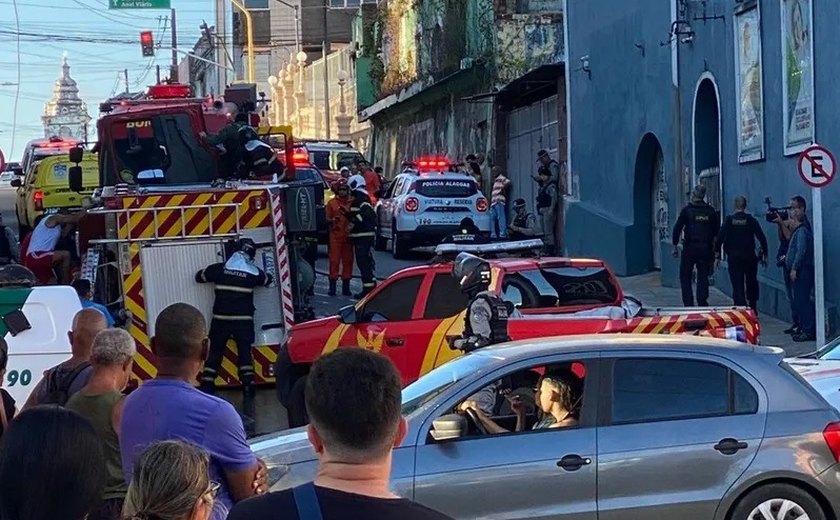 Vídeo: viatura do Corpo de Bombeiros tomba na Rua do Imperador e três militares ficam feridos