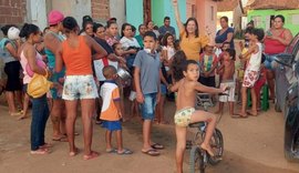 Moradores recebem Sopão Social em São Sebastião