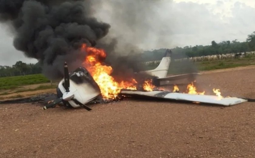 FAB intercepta avião suspeito vindo da Bolívia e piloto incendeia aeronave em Mato Grosso