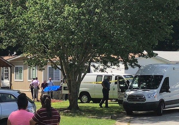 Nos EUA, mulher é presa após descoberta de corpos do marido e de quatro filhos