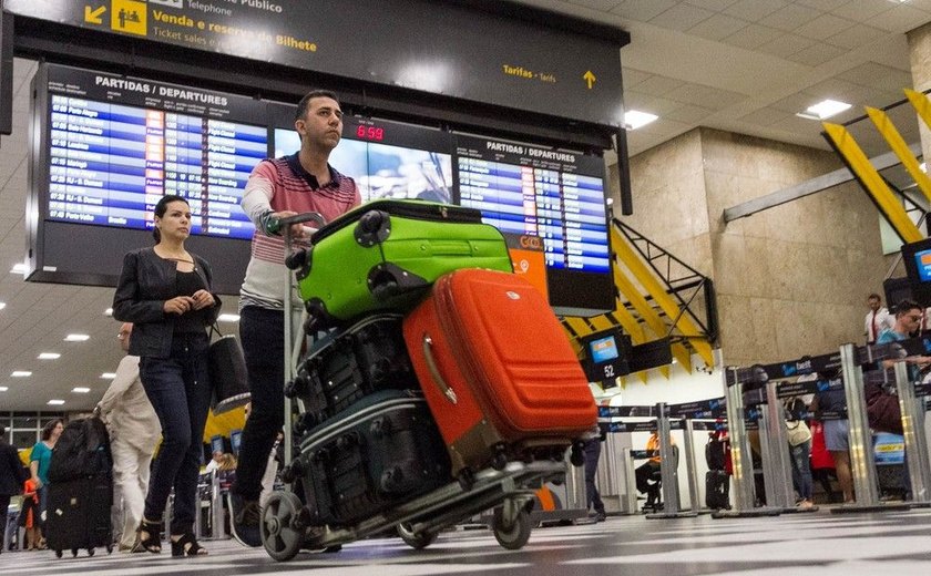 Bolsonaro diz que sancionará proibição de cobrança de bagagem de até 23kg em voos