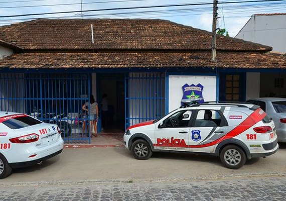 PM apreende pés de maconha e flagra falcão-de-coleira em cativeiro no Francês