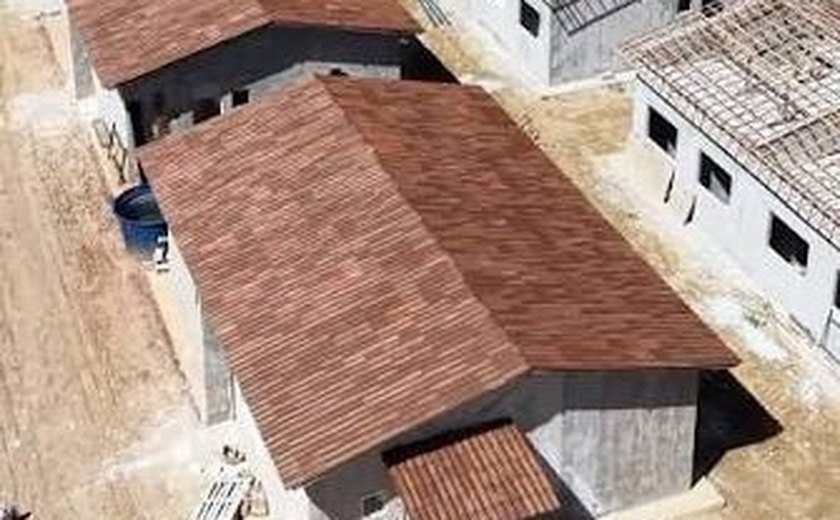 Obras de 150 moradias avançam em Barra de Santo Antônio