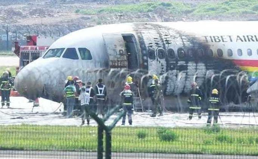 Avião se incendeia após tentativa de decolagem na China