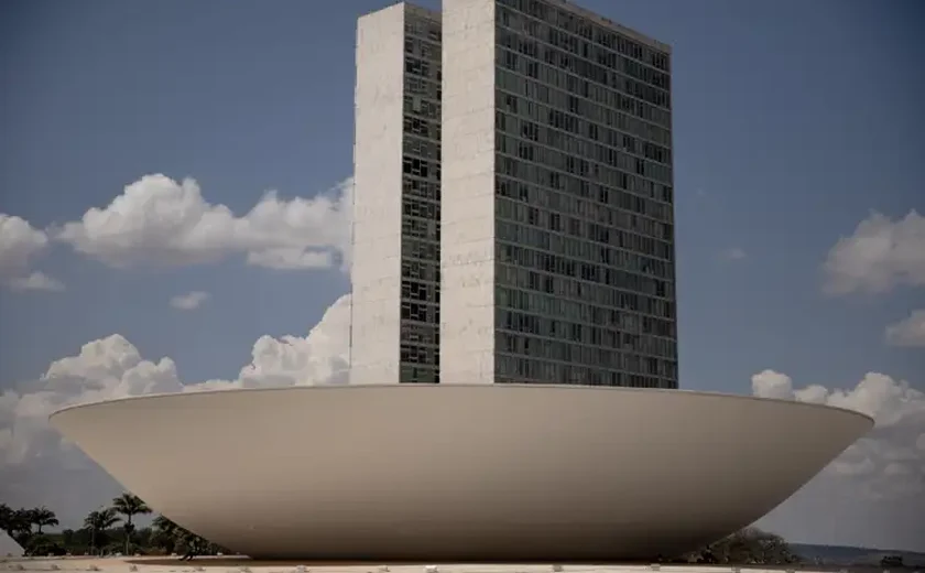 Avanço da IA corrói financiamento do jornalismo profissional no Brasil