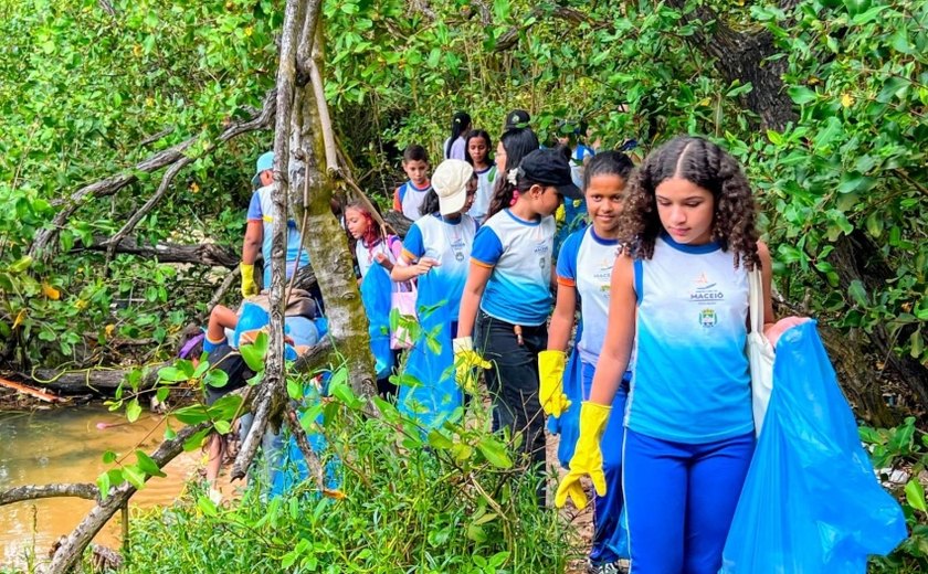Estudantes participam de atividades em manguezal