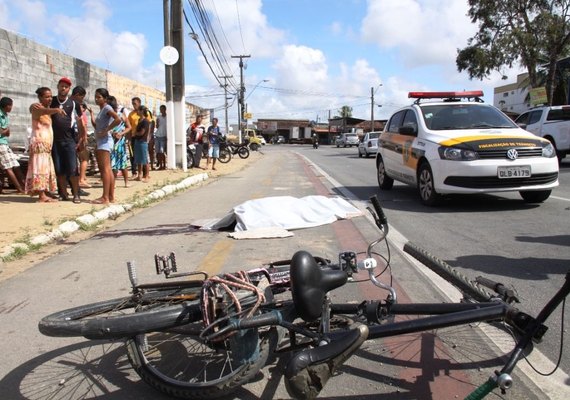 Motociclista na contramão causa acidente em ciclovia e homem em bicicleta morre