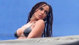Anitta usa biquíni de fita isolante em gravação de clipe no Morro do Vidigal