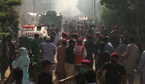 Avião com mais de 100 pessoas a bordo cai em bairro residencial