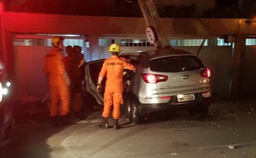 Motorista possivelmente embriagado colide carro contra postes na Ponta Verde