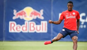 Zagueiro do Red Bull Bragantino é suspenso por fala machista contra árbitra