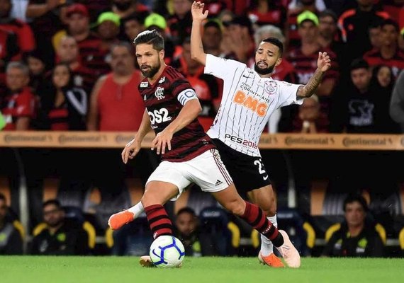 Corinthians bate na trave, leva gol no fim e cai para Flamengo