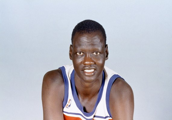 Ex-treinador diz que Manute Bol tinha 50 anos quando jogava na NBA
