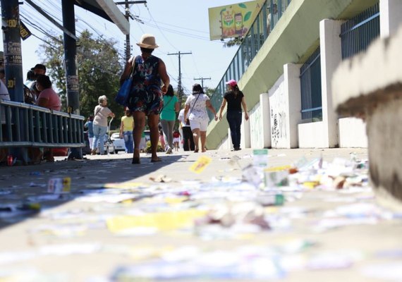 Santinhos de candidatos sujam as portas das escolas em Maceió
