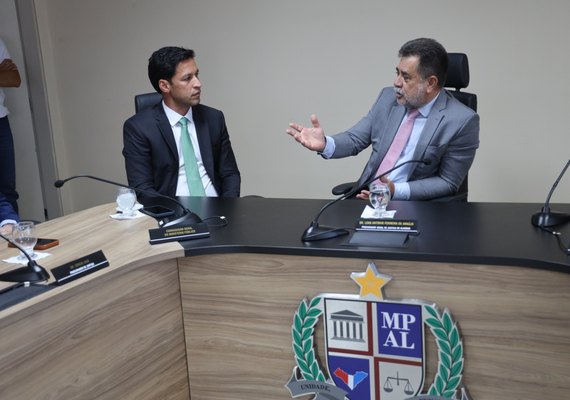 PGJ Lean Araújo recebe prefeito Rodrigo Cunha e reforça diálogo institucional
