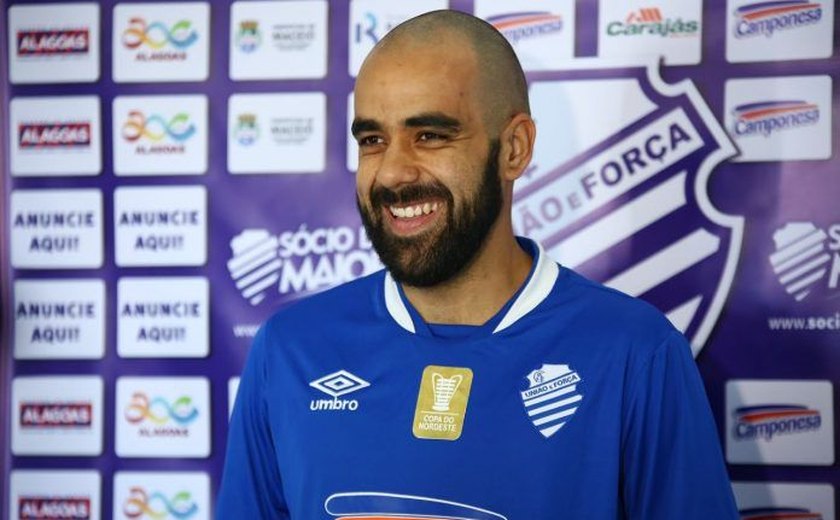 CSA apresenta Daniel Costa como reforço para assumir a camisa 10