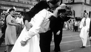 Morre aos 95 anos o marinheiro da icônica foto do beijo em Nova York
