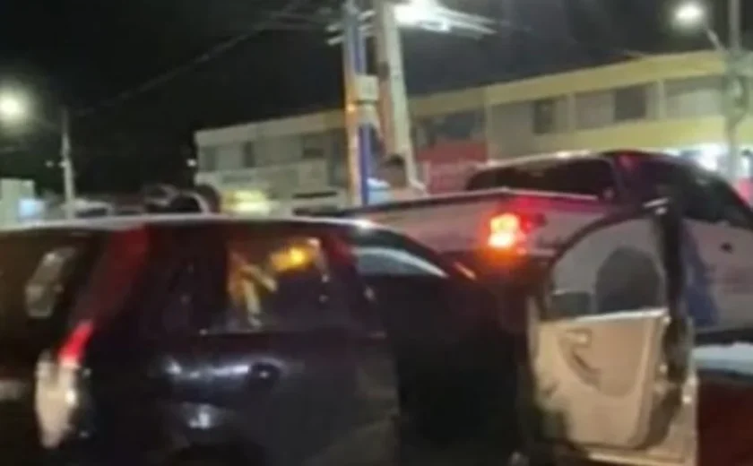Idoso fica ferido após colisão entre carro de passeio e caminhonete da Prefeitura em Delmiro Gouveia
