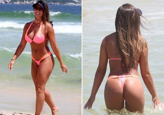 Nicole Bahls posa sensual usando maiô cavado na praia
