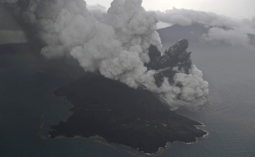Sobe número de mortos por tsunami; vulcão ainda está em erupção