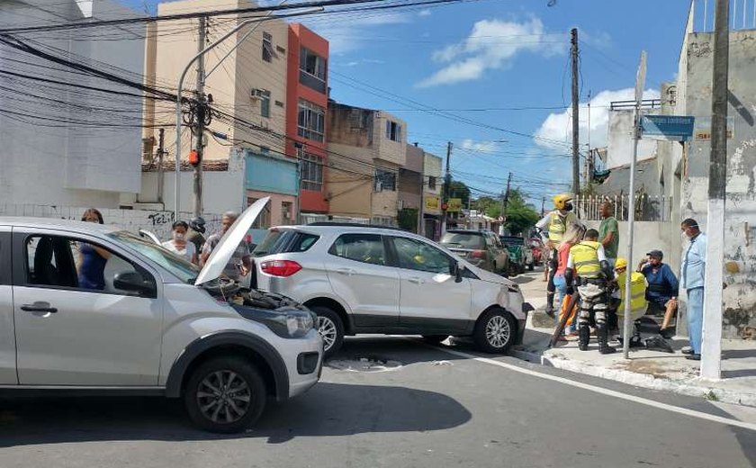 Ronda no Bairro presta socorro a vítima de colisão entre dois carros na Pajuçara