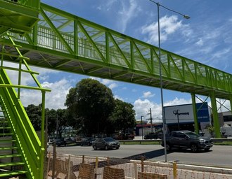Instalação de passarela interdita trecho da Av. Durval de Góes Monteiro no sábado (18)