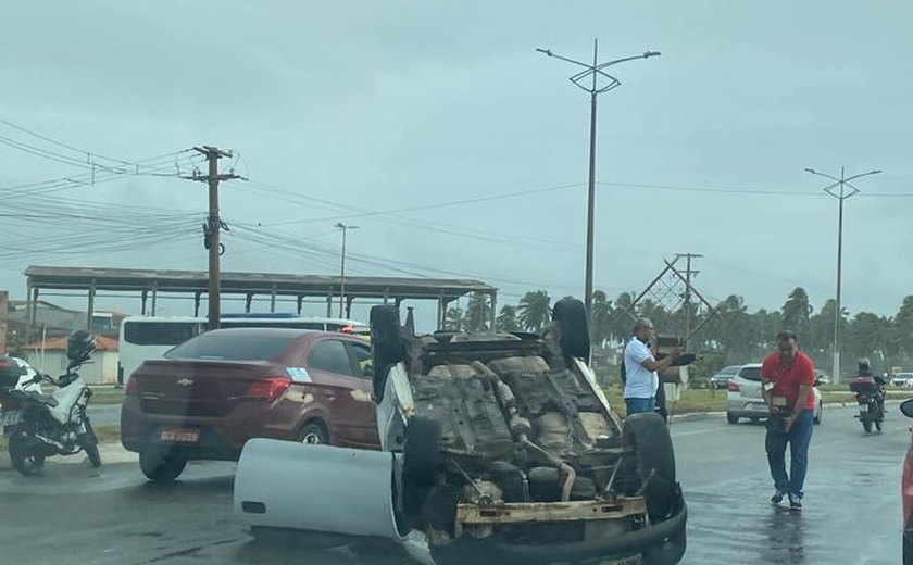 Pneu de carro estoura, motorista perde o controle, atropela pedestre e capota em seguida