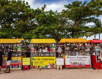 Prefeitura entrega alvarás para ambulantes do Massayó Verão