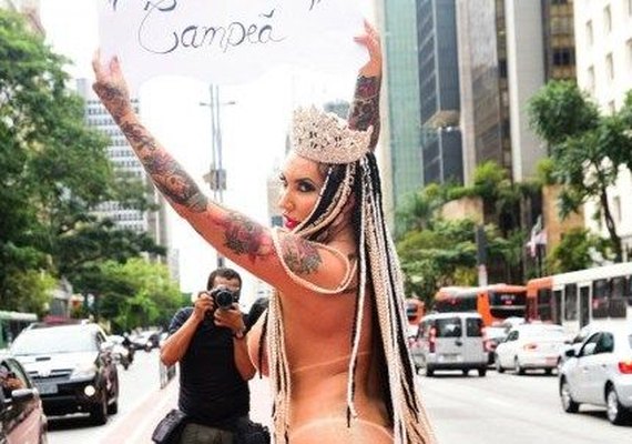 Sabrina Boing Boing paga promessa e desfila pelada na Avenida Paulista