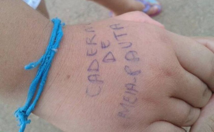 Professora manda recado rabiscado em mão de criança e revolta pais