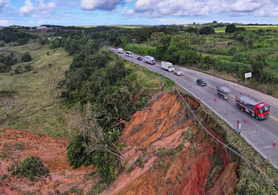 Deslizamento da proteção de barreira na BR-316 deixa trânsito congestionado em Satuba