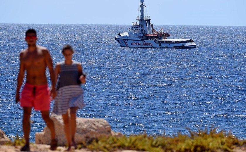 Barco de refugiados põe governo italiano à deriva