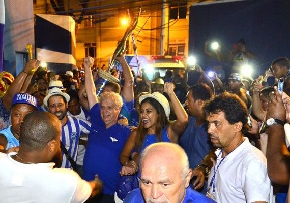 Taça de campeã do Carnaval chega de ambulância à quadra da Portela