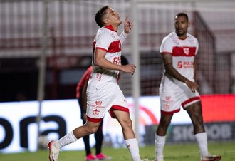 CRB abre 3x0 sobre Atlético-GO no 1º tempo, mas vê adversário empatar na etapa final