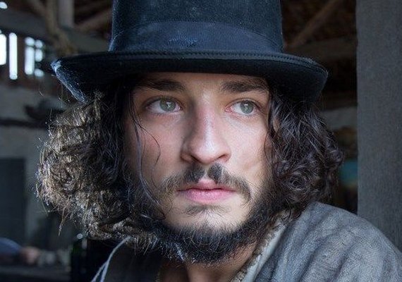 'Novo Mundo': Hugo descobre segredo de Elvira e vira seu cúmplice