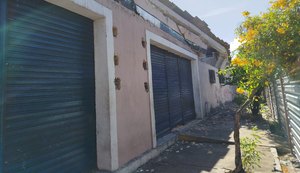 Vídeo: teto do Mercado de Jaraguá desaba durante obras de requalificação, mas não deixa feridos