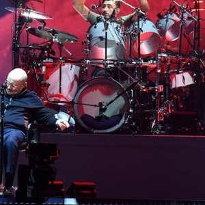 Com problemas de saúde, Phil Collins se despede dos palcos