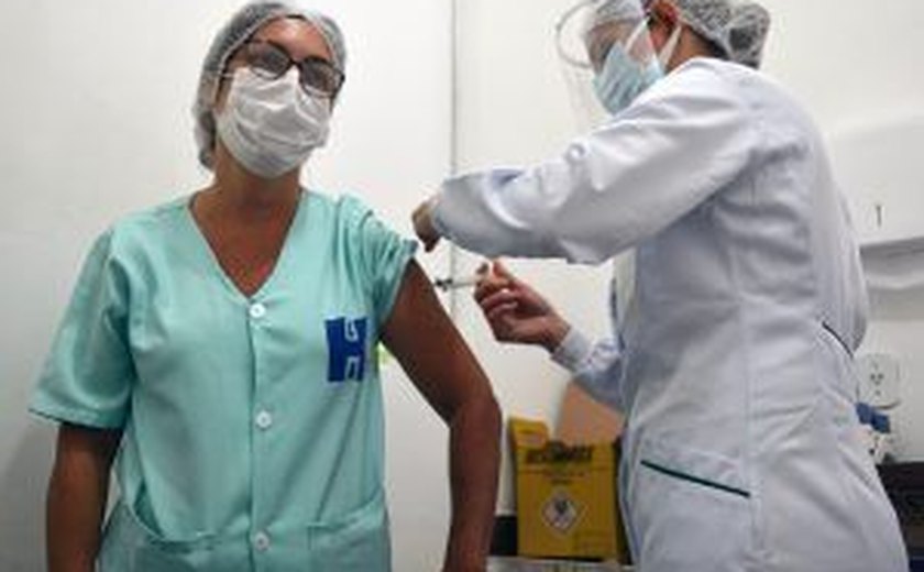Trabalhadores do Hospital Helvio Auto são vacinados contra Covid-19
