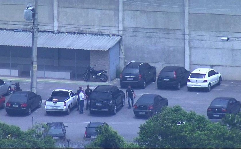 Eike Batista é levado para prestar depoimento à Polícia Federal