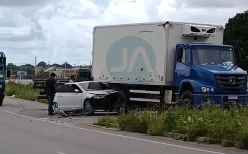 Carro fica preso sob caminhão-baú após colisão em Arapiraca