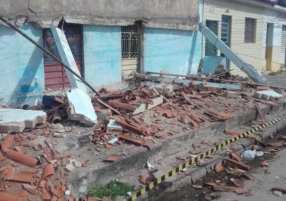 Parte de residência na Ponta Grossa desaba e moradores são resgatados pelos bombeiros