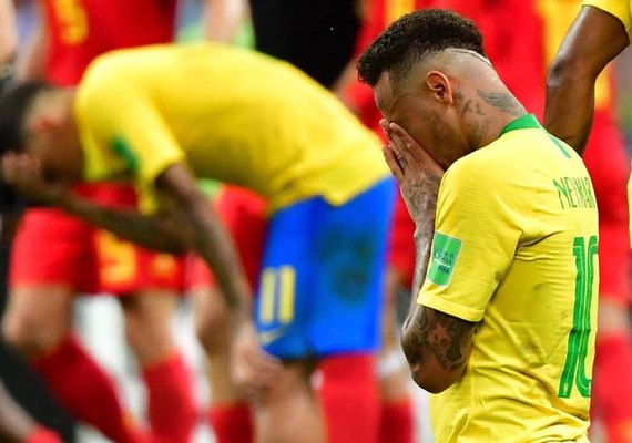 Brasil peca na defesa, perde para Bélgica e está fora da Copa do Mundo