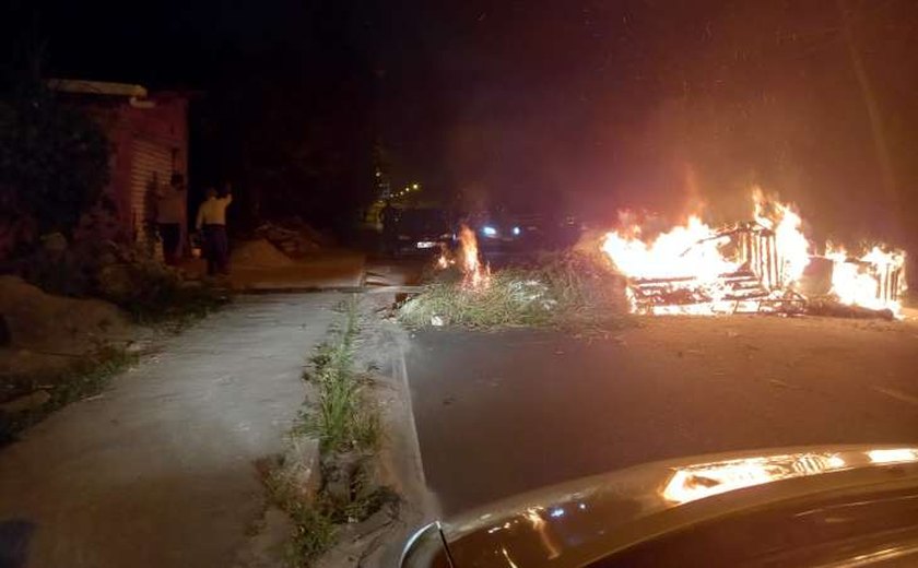 Moradores de ocupação irregular fecham única via de condomínios após morte de motociclista
