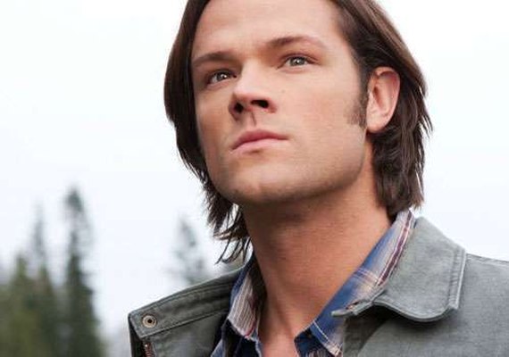 Astro de Supernatural sofre grave acidente de carro e colega pede orações a fãs