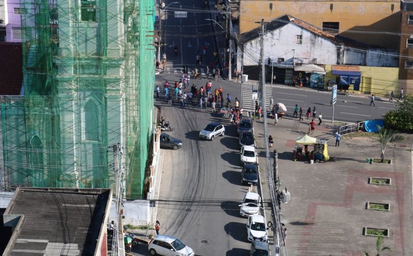 Protesto de taxistas deixa trânsito lento em ruas de Maceió