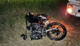 Motociclista morre após colidir frontalmente com carreta na BR-101