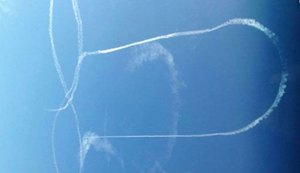 Piloto usa caça para desenhar pênis no céu nos Estados Unidos