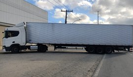 Carreta bate em poste na Via Expressa e deixa trânsito congestionado