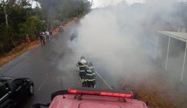 Vídeo: Ford Fiesta pega fogo na AL-101 Sul em Piaçabuçu