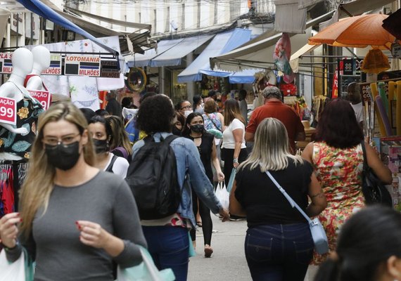 Brasil registra 45.020 novos casos de Covid-19 e mais 389 mortes neste sábado (12)